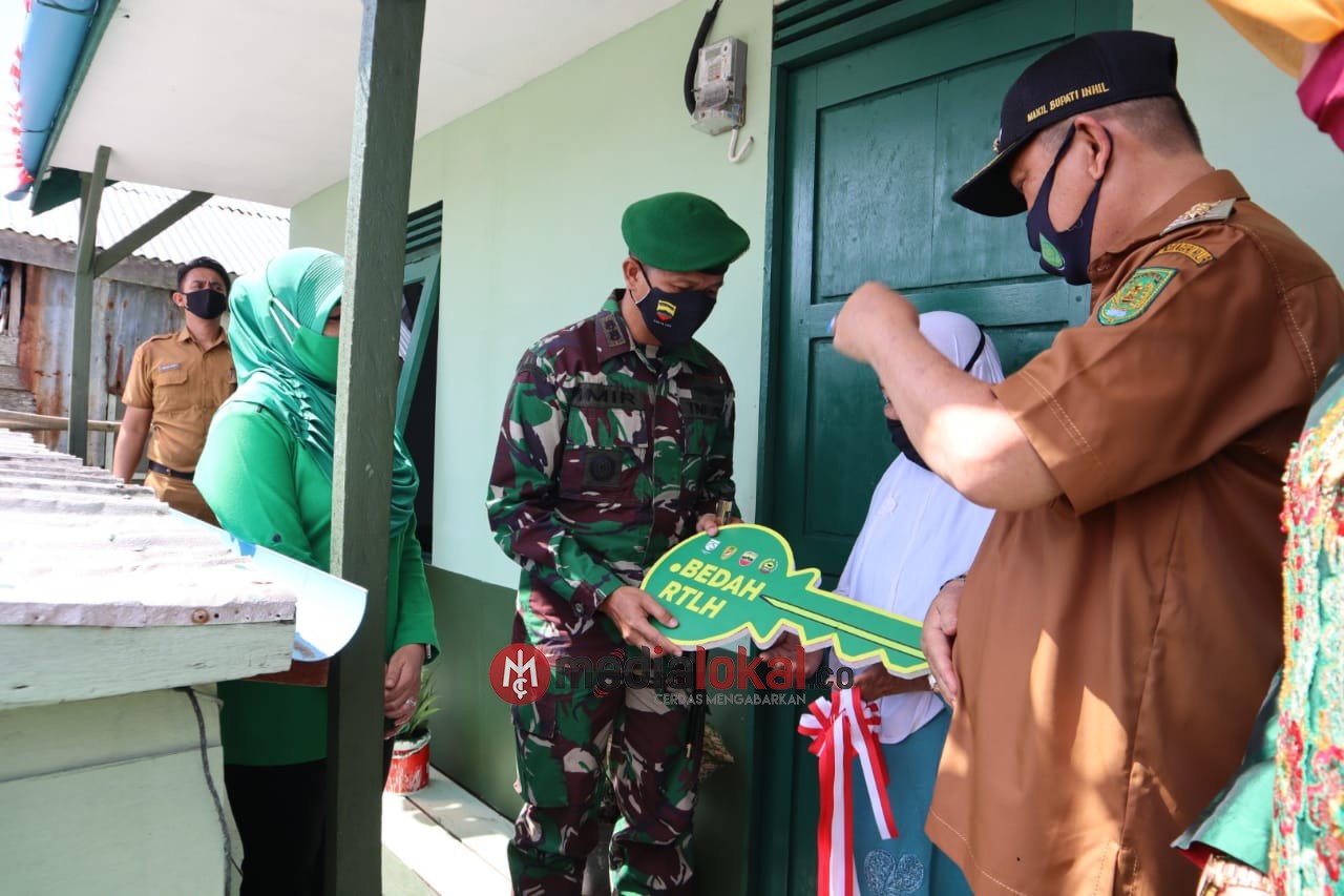 Dandim 0314/Inhil Resmi Serahkan Kunci Rumah Program RTLH, Wabup Inhil Acungi Jempol TNI