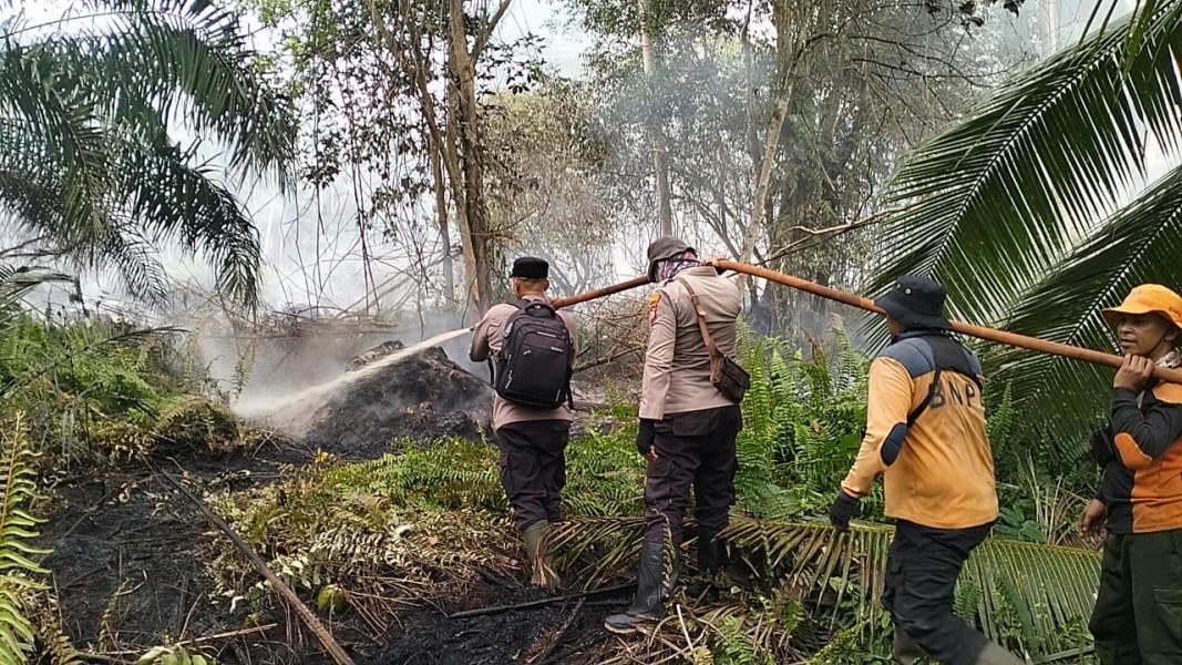 Personel Polsek Tempuling Laksanakan Pendinginan Titik Hotspot di Tanjung Pidada Meski Tengah Berpuasa