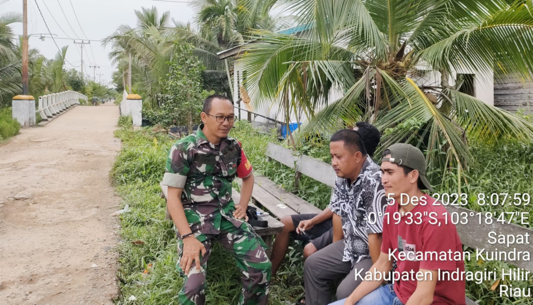 Babinsa Koramil 04/Kuindra Tanamkan Jiwa Gotong-royong dan Kekeluargaan Antar Umat Beragama di Binaan