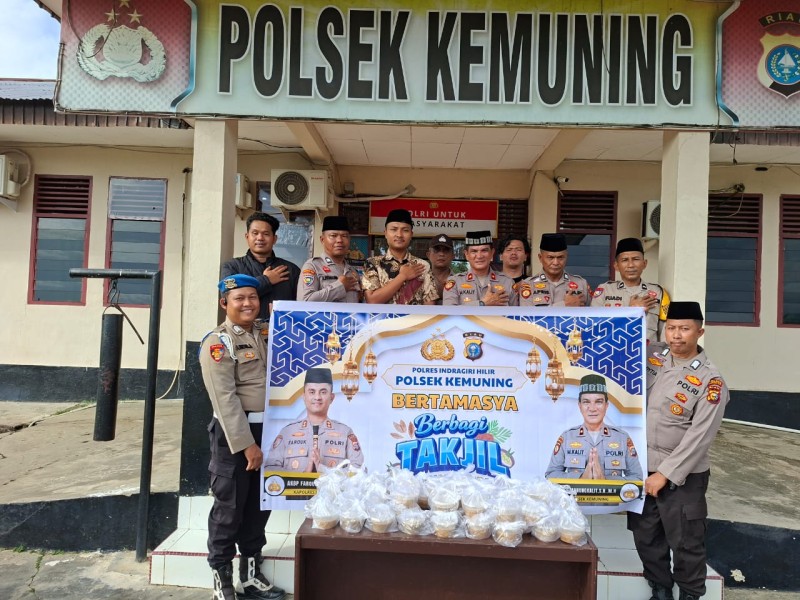 Polsek Kemuning Bagikan Takjil kepada Masyarakat, Wujud Kepedulian Polri di Bulan Suci Ramadan