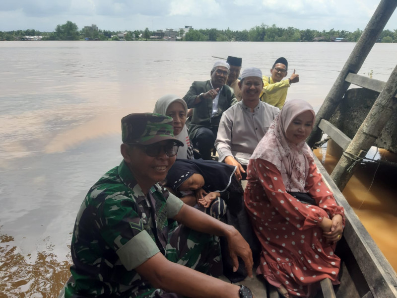 Ciptakan Kamtibmas Melalui Komsos Bersama Babinsa Koramil 07/Reteh