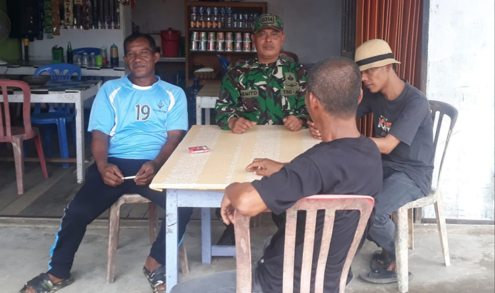 Babinsa Koramil 05/Gas Serma Sasmito Rutin Laksanakan Komsos Dalam Membina Komunikasi Sosial Bersama Masyarakat