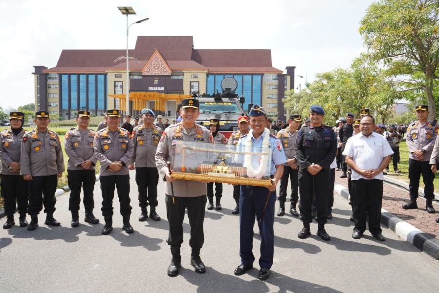 Terkejut, Danlanud RSN Dilepas Kapolda Riau Dengan Arakan Mobil Baracuda