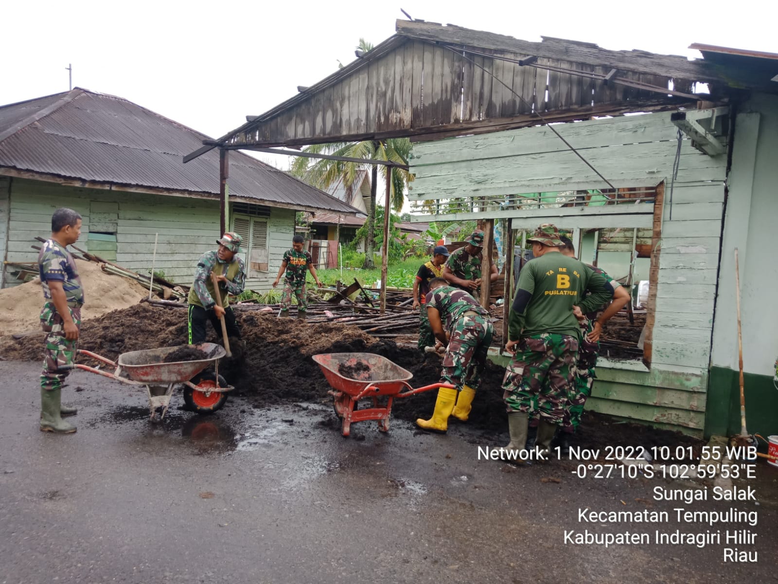 Anggota Koramil 03/Tpl Gotong Royong Pembongkaran Rumah Dinas Babinsa Yang Sudah Lapuk