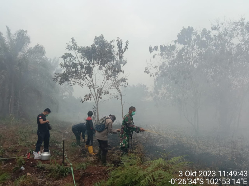 Babinsa Koramil 03/Tpl Lakukan Proses Pendinginan Lahan Yang Terbakar