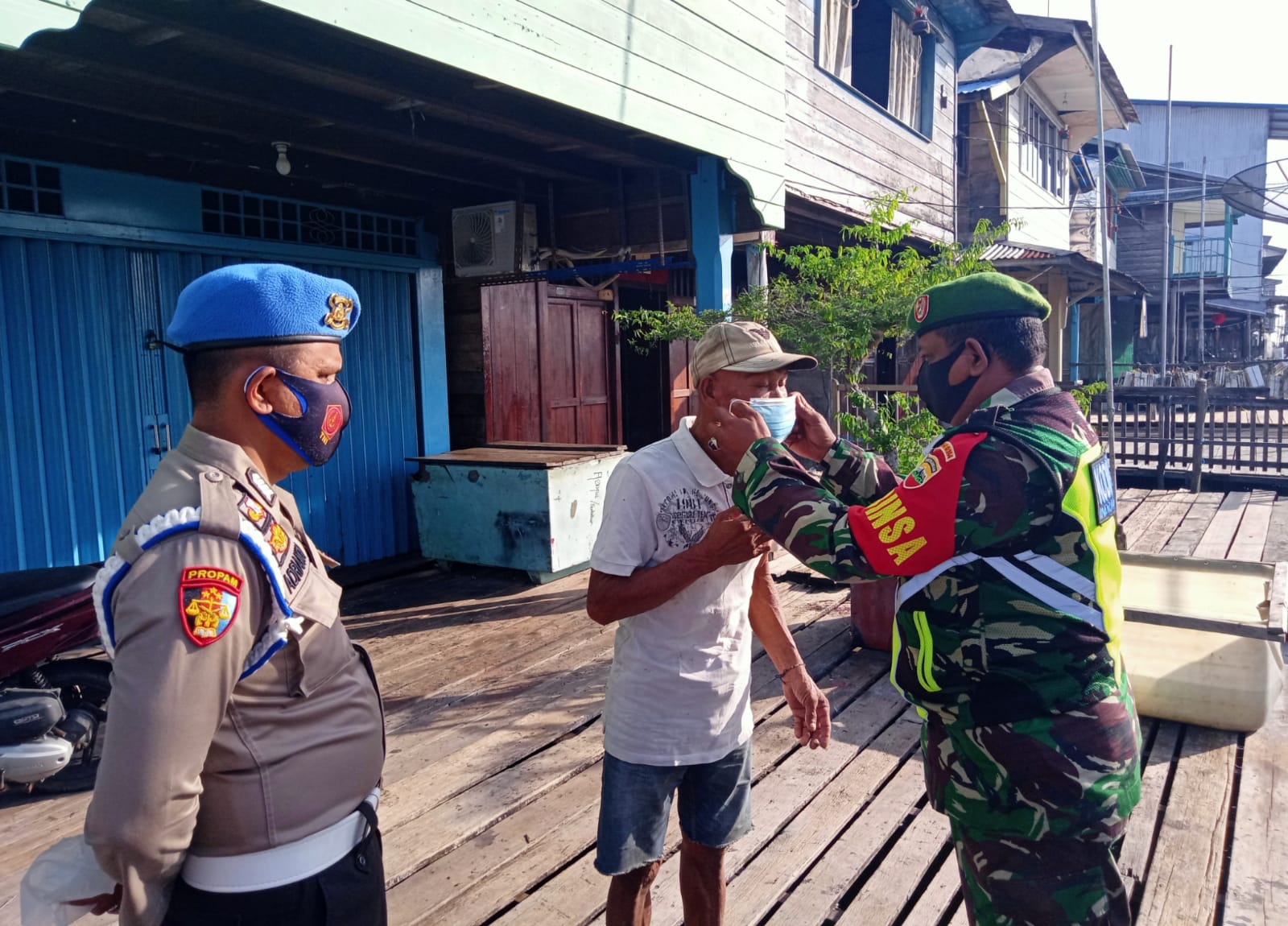 Bersinergi, Babinsa Koramil 04/Kuindra dan Bhabinkamtibmas Tegakkan Protkes di Concong