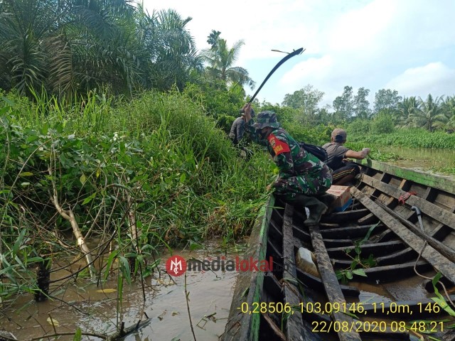 Jaga Kebersihan bersama Warga, Babinsa Koramil 12/Batang Tuaka Goro Bersihkan Sungai