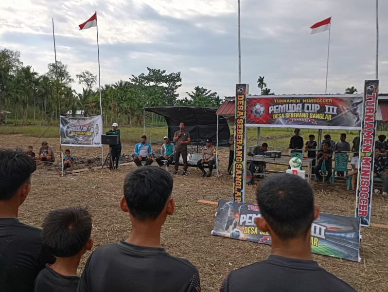 Junjung Tinggi Sportifitas, Babinsa Serda Johansah Dampingi Pertandingan Sepak Bola