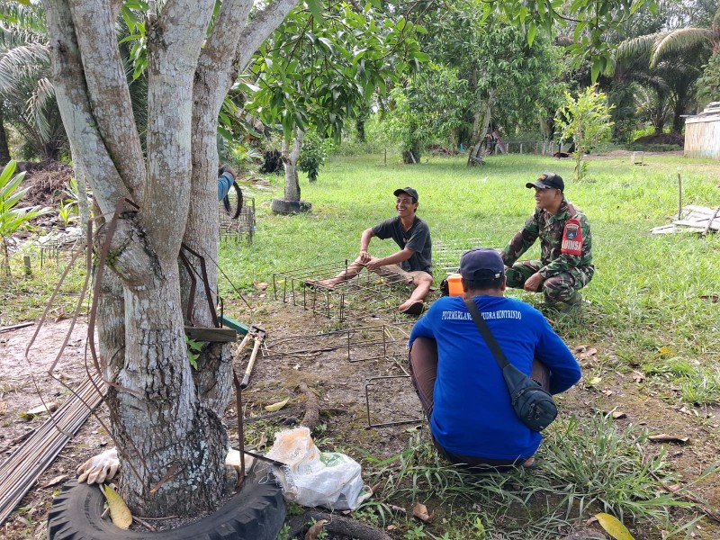 SELA ISTIRAHAT BANGUN KDKMP, BABINSA KORAMIL 03/TPL AJAK WARGA KULIM JAYA LAKUKAN KOMSOS