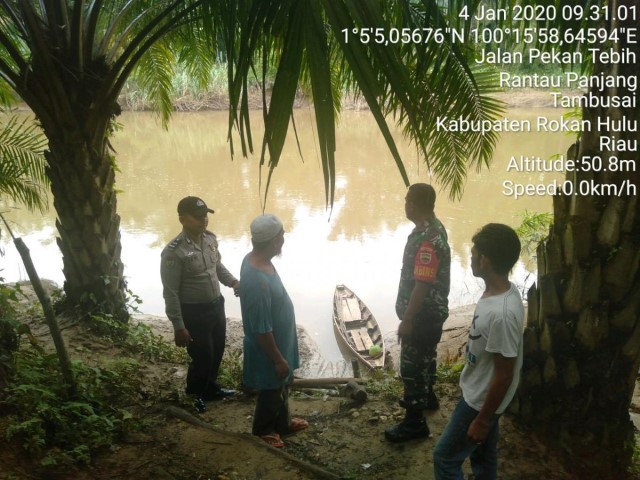 Antisipasi Banjir, TNI dan Polri di Tambusai Pantau Debit Air
