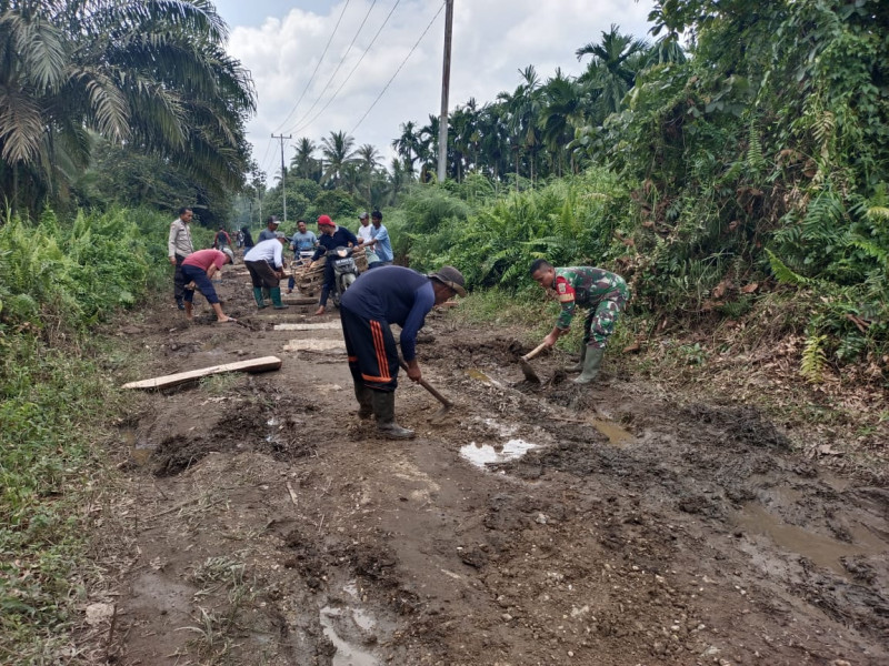 Kompak, Babinsa Goro Bersama Warga Binaan Perbaiki Jalan Penghubung Antara Desa