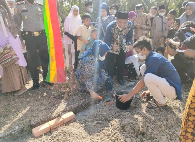 Peletakan Batu Pertama Pembangunan Pondok Pesantren Abu Yazid Boarding School di Desa Parit Baru