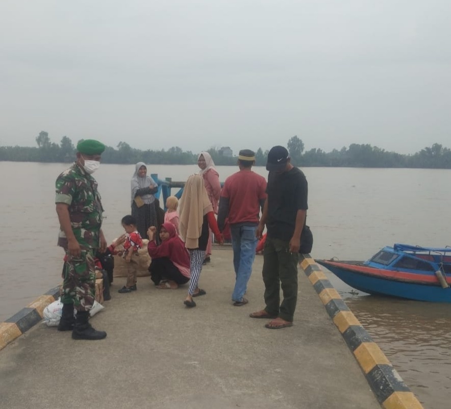 Pengawasan Terhadap Penumpang Pelabuhan Terhadap Prokes Oleh Babinsa Koramil 07/Reteh