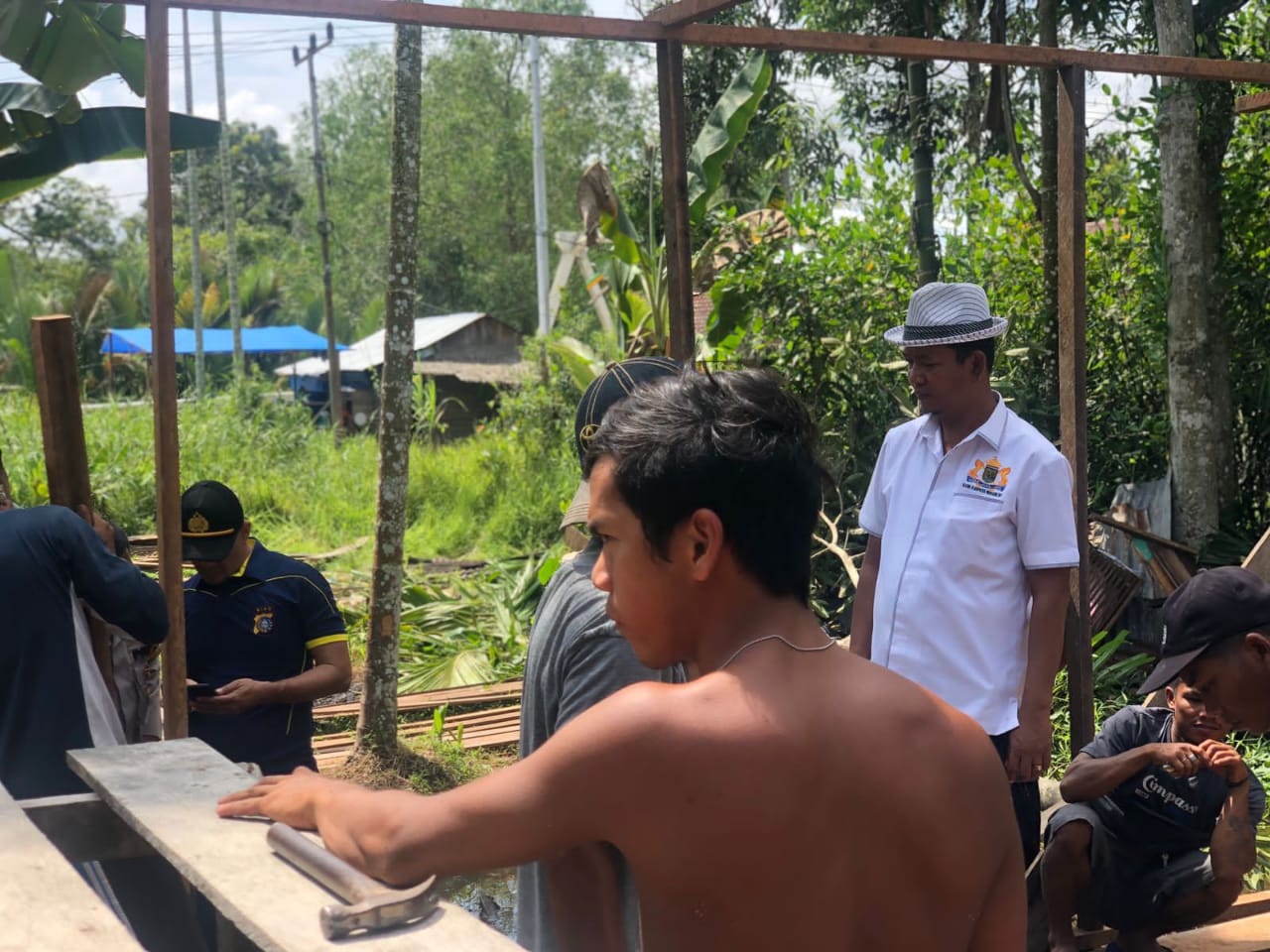 Baksos HUT Kadin, Masyarakat Desa Pulau Palas Bahu-membahu Bedah Rumah Zulkifli