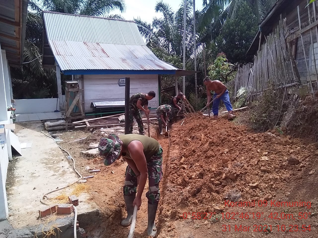 Percepatan Pembangunan, Babinsa Koramil 09/Kemuning Lakukan Goro di Musholla Al-Ikhlas