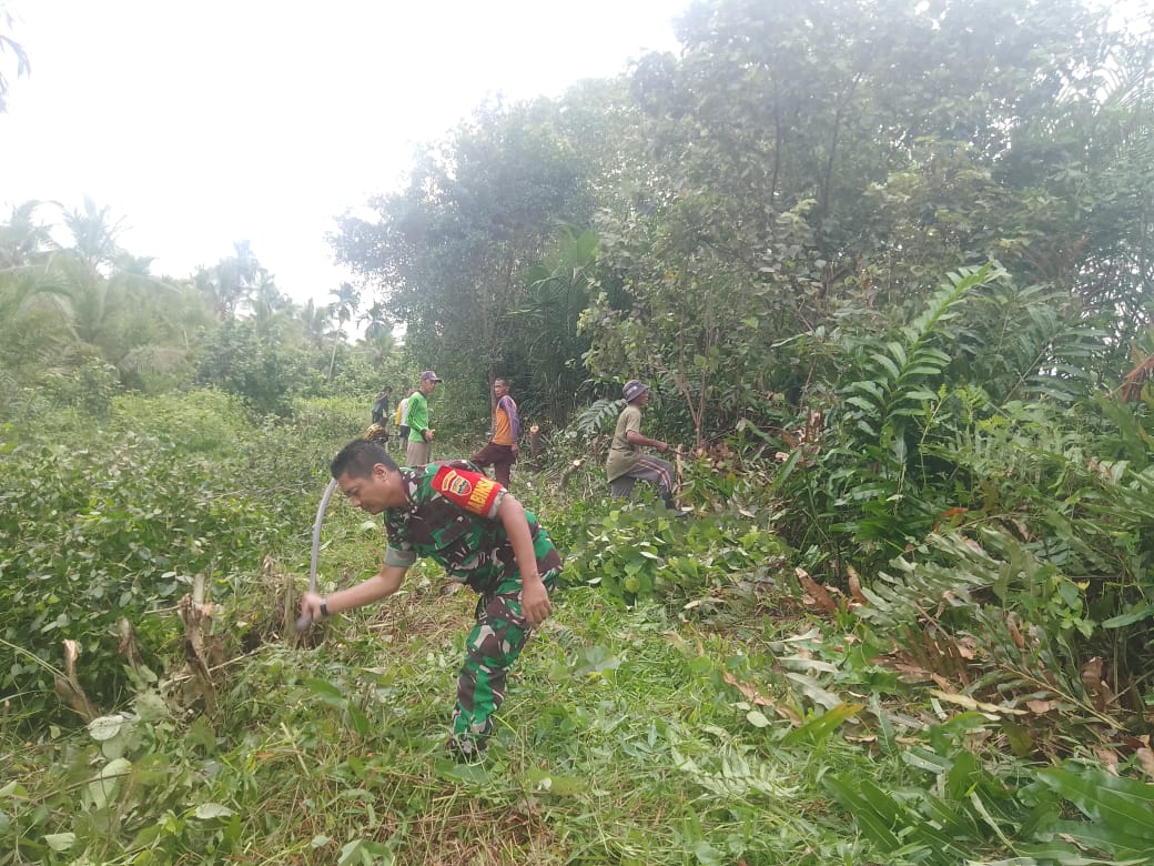 Babinsa Koramil 04/Kuindra Giat Lakukan Goro Di Pemakaman Umum