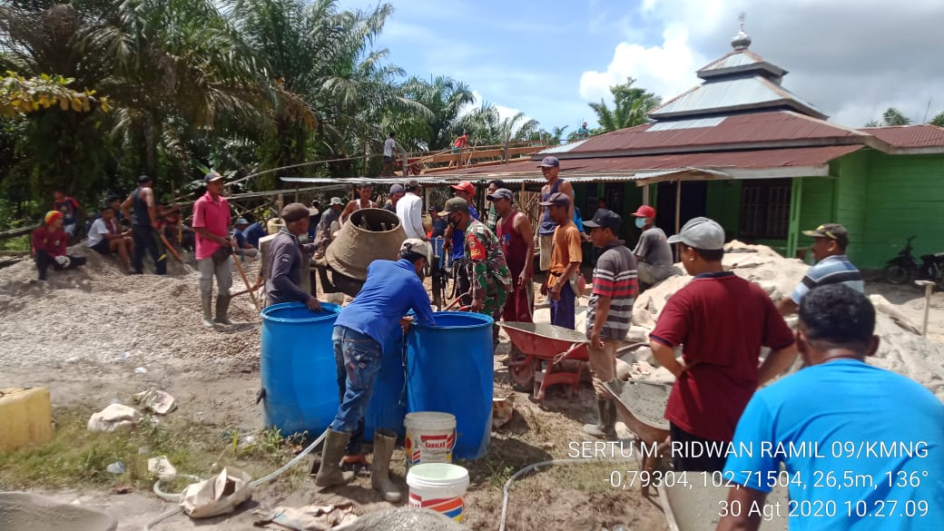 Dekat dengan Masyarakat, Babinsa Koramil 09/Kemuning Goro Pengecoran Masjid
