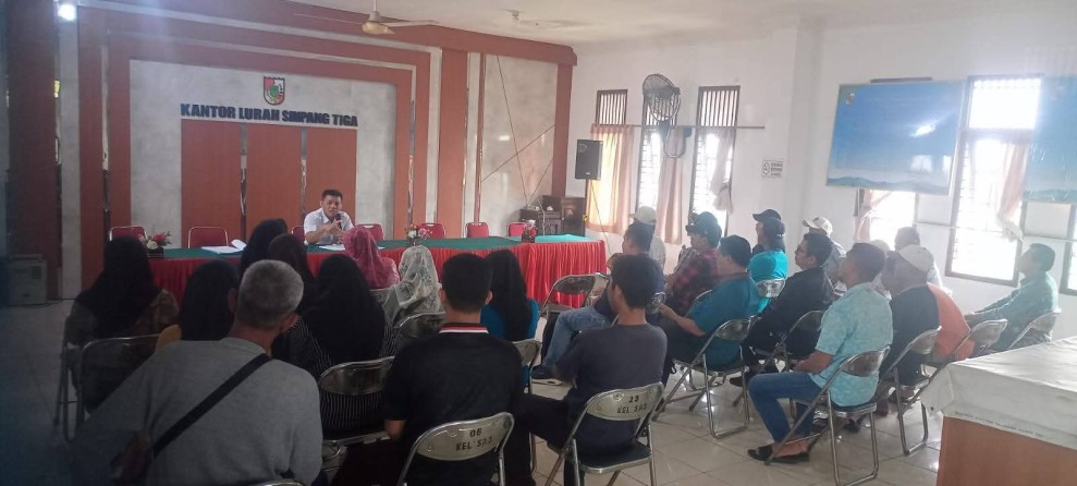 Lurah Simpang Tiga Sosialisasikan Juknis Pemilihan RT RW Serentak