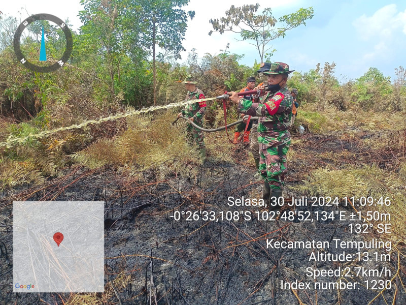 Personel Koramil 03/Tpl Dan Tim Lakukan Pendinginan Karlahut di Desa Kerta Jaya