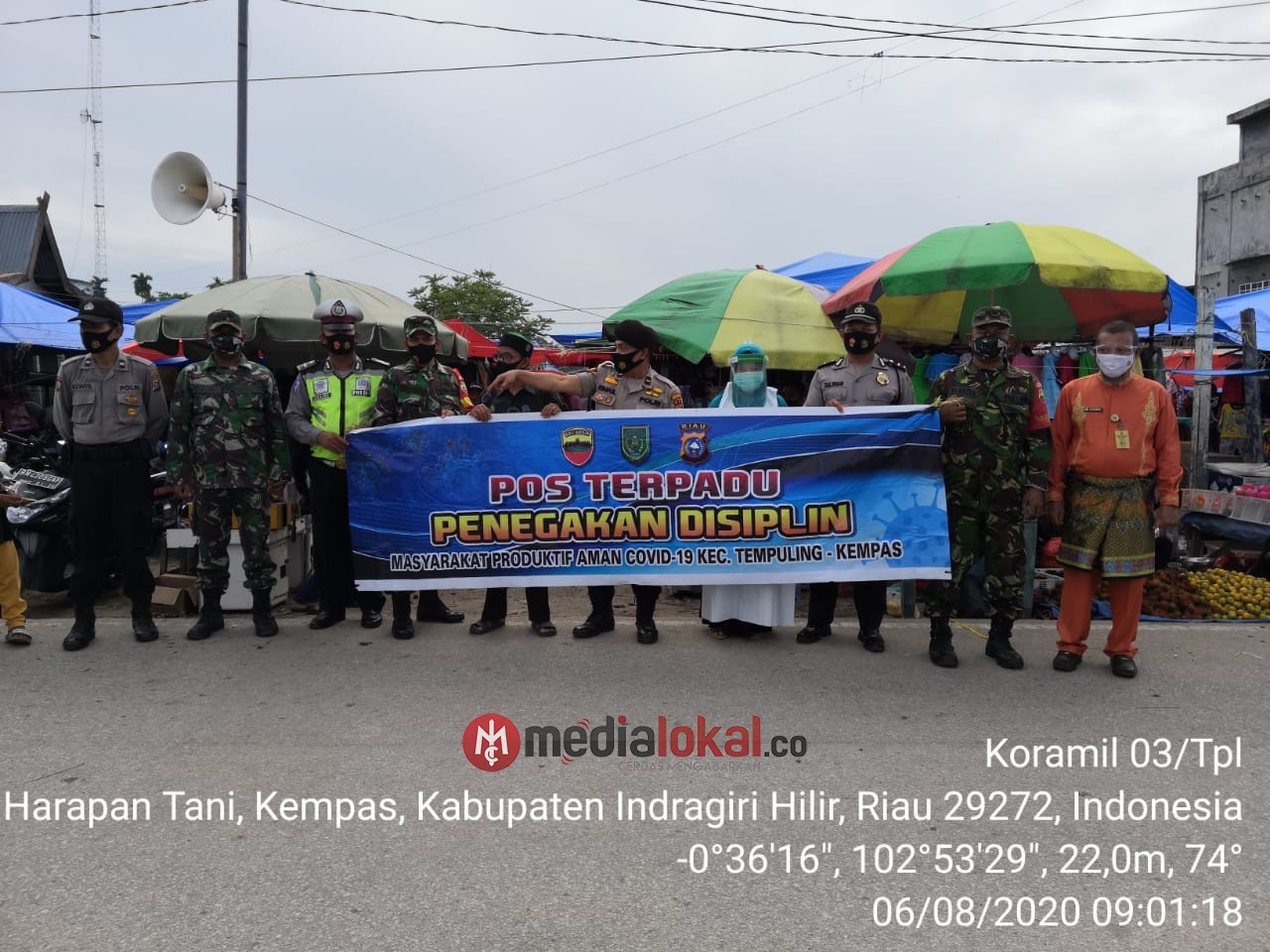 Koramil 03/Tempuling dan Tim Gugus Gencar Lakukan Penegakan Protokol Kesehatan di Pasar Tradisional 