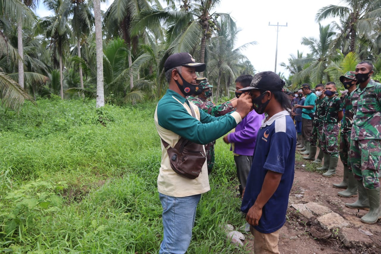 Sebelum Memulai Pekerjaan, Satgas TMMD ke-111 Kodim 0314/Inhil Bagikan Masker Gratis ke Warga