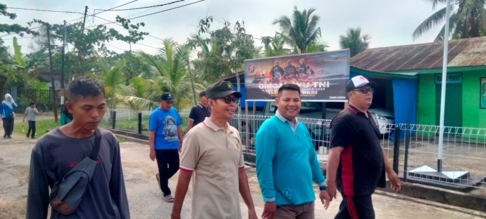Dalam Rangka Pekan Bakti Stunting, Babinsa Koramil 07/Reteh Laksanakan Jalan Santai Bersama Forkopimcam Reteh