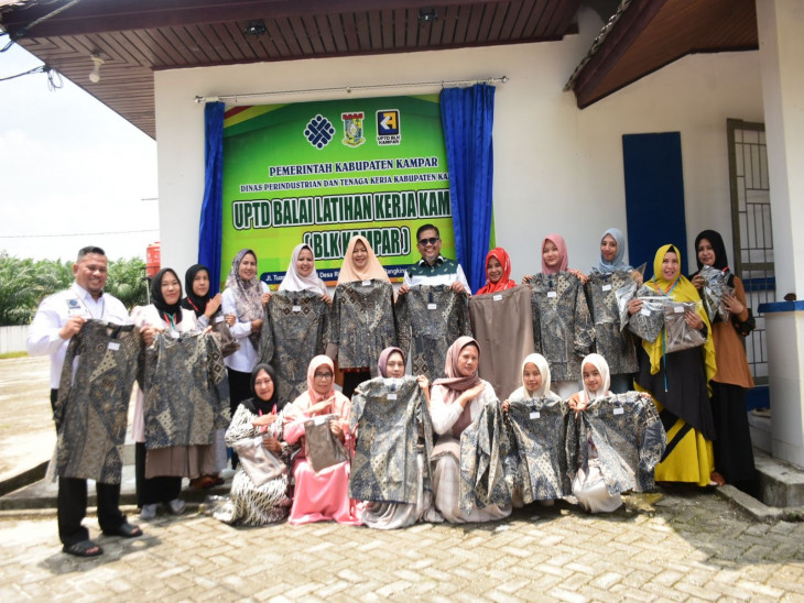 Ketua Dekranasda Kampar  Tinjau Pelatihan Menjahit, Membordir dan TIK