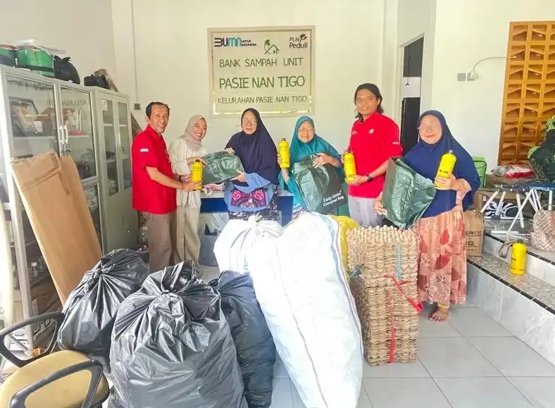 PLN UP2B Sumbagteng Dorong Pengelolaan Sampah Berkelanjutan Lewat Sinergi Bank Sampah Pasie Nan Tigo PLN UP2B Sumbagteng Dorong Pengelolaan Sampah Berkelanjutan Lewat Sinergi Bank Sampah Pasie Nan Tigo