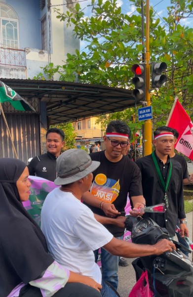Polres Inhil, Forkopimda, Mahasiswa, dan Masyarakat Gelar Aksi Solidaritas Bagi-Bagi Bunga di Tembilahan