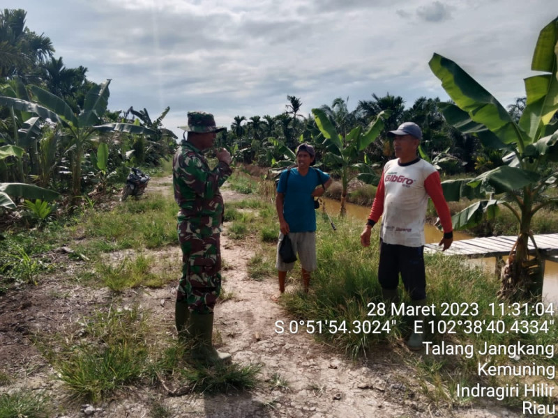 Sosialisasi Karhutla dan Patroli Rutin Babinsa Koramil 09/Kemuning