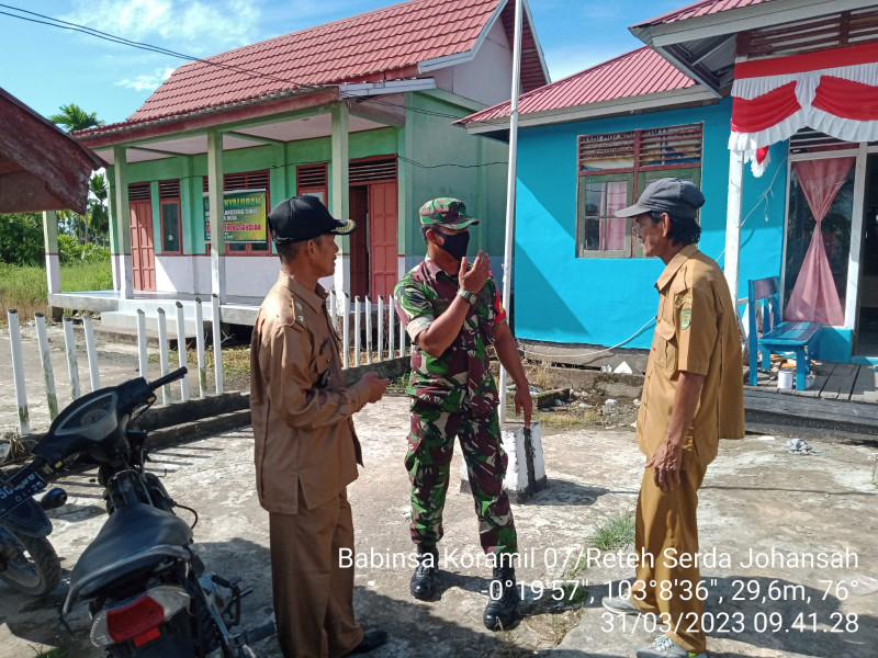 Koramil 07/Reteh Serda Johansah Komsos Dengan Aparatur Desa