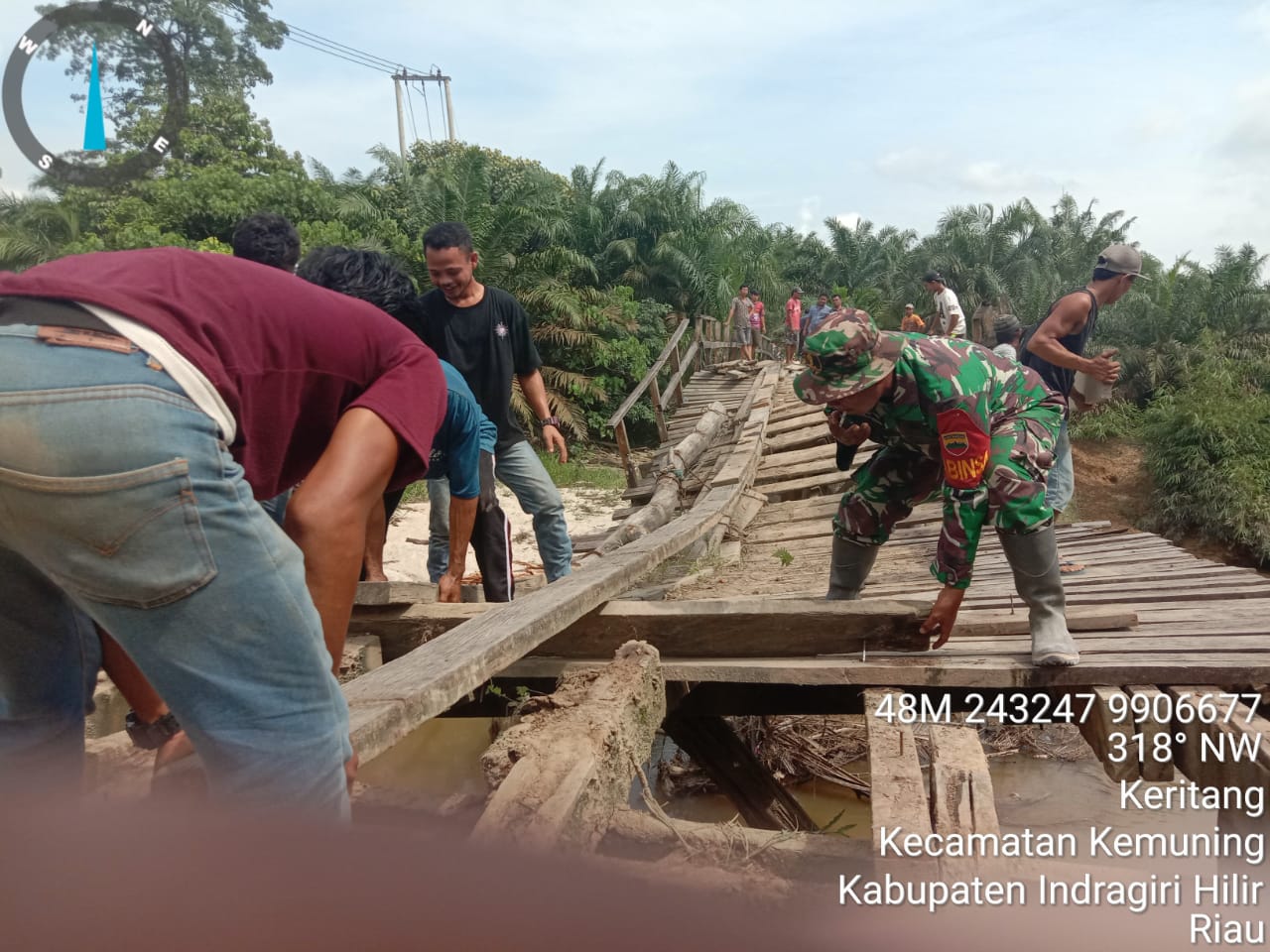 Kegiatan Goro Dalam Memperbaiki Jembatan Oleh Danramil 09/Kemuning