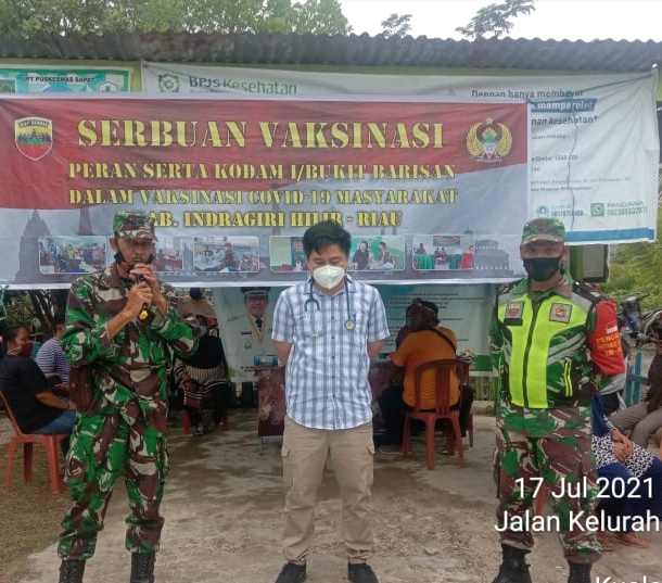Personil Koramil 04/Kuindra Dampingi Vaksiniasi di Kelurahan Sapat
