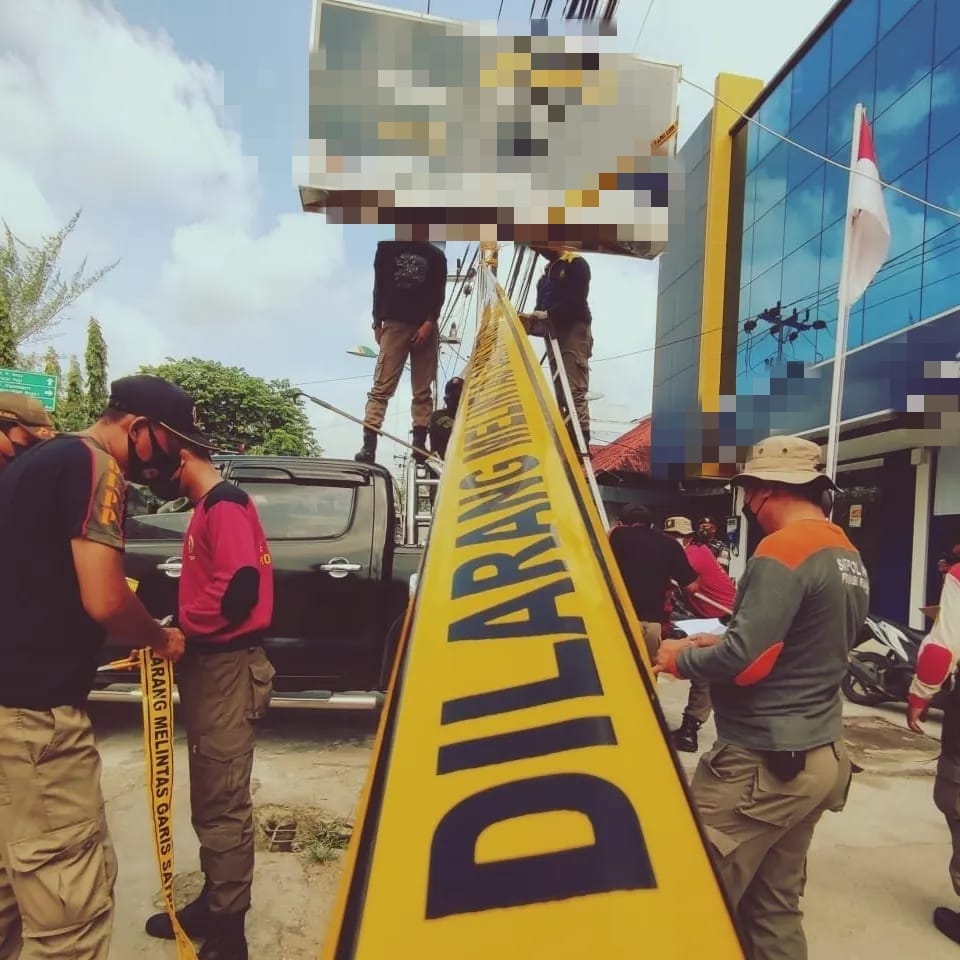 Satpol PP Inhil Segel dan Tertibkan Ratusan Reklame di Tembilahan