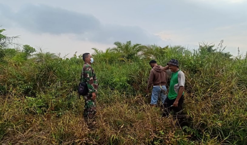 Babinsa Koramil 12/Batang Tuaka Gelar Sosialisasi dan Patroli Karhutla di Kuala Sebatu