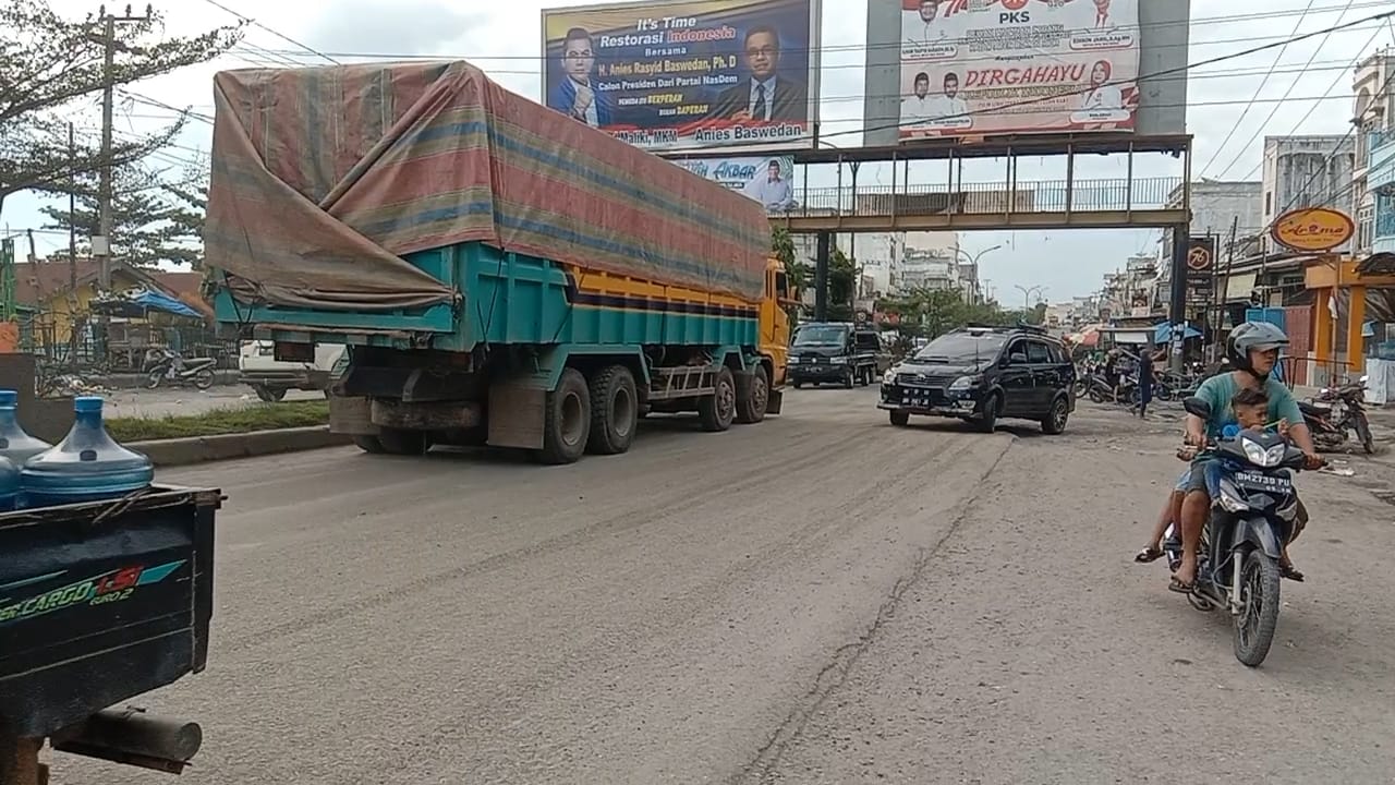 Jalan Depan Pajak Lama Diperbaiki, Satu Jalur Digunakan, Truk PT. AASP Kembali Terobos Menuju Basira