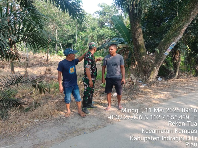 Serda Riko Saputra, Babinsa Koramil 03/Tpl Selalu Siaga Mencegah Karhutla di Desa Pekan Tua