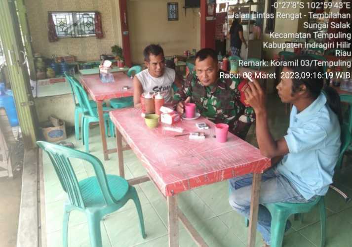 Manfaatkan Warung Sarapan Pagi , Babinsa 03/Tpl Gelar Komsos Dengan Warga Binaanya