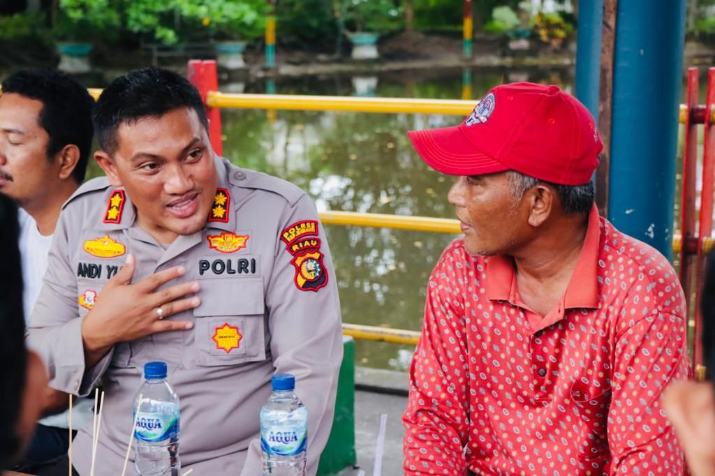 Usai Bagi Sembako Dan  Borong Dagangan Kaki Lima, Kapolres Meranti Tampung Curhatan Warganya