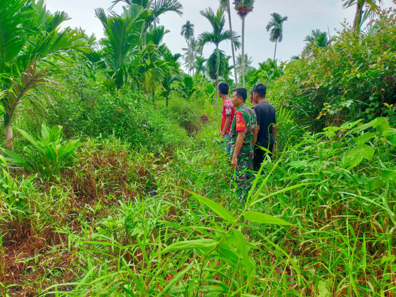 Babinsa Koramil 09/Kmg Turun Ke Wilayah Untuk Memantau Titik Api Di Desa Petalongan