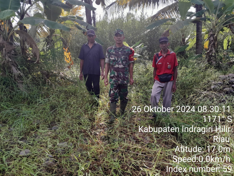 Babinsa Koramil 07/Reteh Turun Untuk Laksanakan Patroli Karlahut Dengan Masyarakat Setempat
