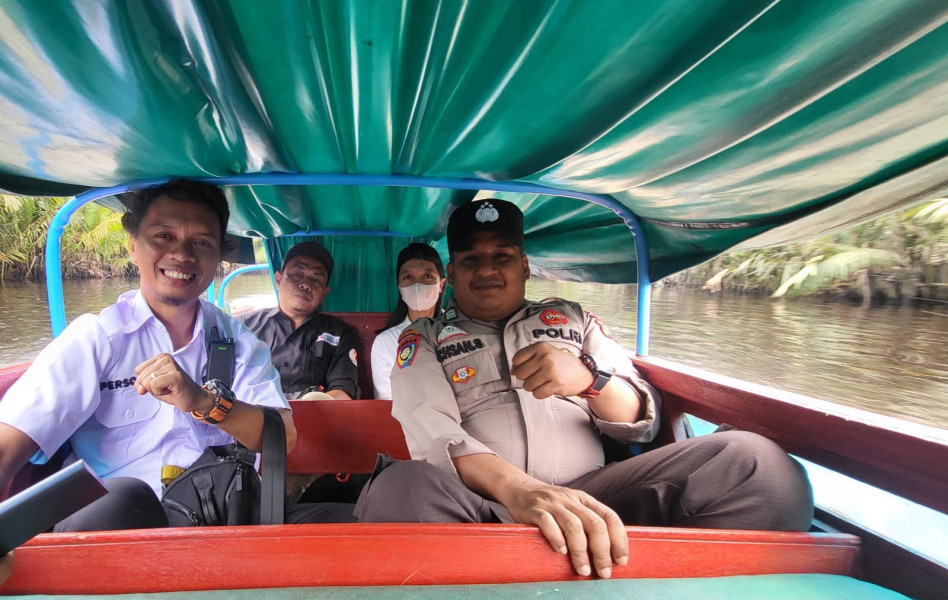 Ps. Panit Opsnal Intelkam Polsek Kateman Bripka Fherry didampingi Ketua Panwascam Kec. Kateman Hendradessaa Kurniawan Gencar Laksanakan Sosialisasikan Pemilu Damai 2024