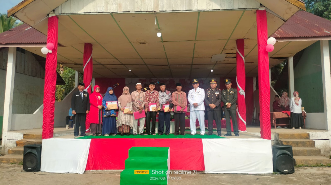 Beserta Perangkat Kecamatan, Babinsa Pelda Nofiandi Ikuti Pengibaran Bendera Merah Putih Dalam Peringatan HUT RI Ke-79