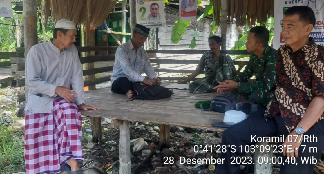 Koramil 07/Reteh Berikan Informasi Terkait Keamanan Lingkungan Bersama Tokoh Agama dan Masyarakat