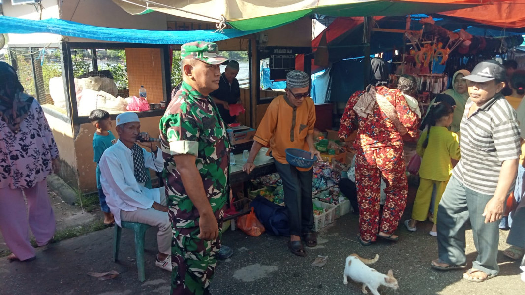 Tingkatkan Ketertiban, Babinsa Koramil 05/Gas Serma Tota Melaksanakan Giat Patroli di Pasar Mingguan