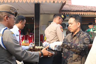 Operasi Penegakan Perda, Pj Bupati Inhil Musnahkan Puluhan Botol Miras