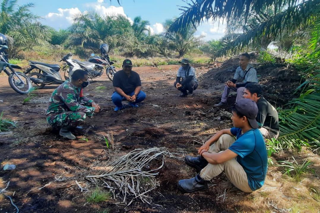 Keakraban Babinsa Koramil 03/Tempuling bersama Warganya, Tumbuhkan Kekompakan Serta Kemanunggalan
