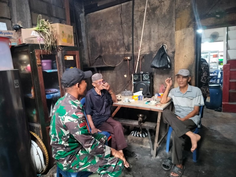 Meningkatkan Keamanan dan Keharmonisan: Babinsa Koramil 07/Reteh Beraksi