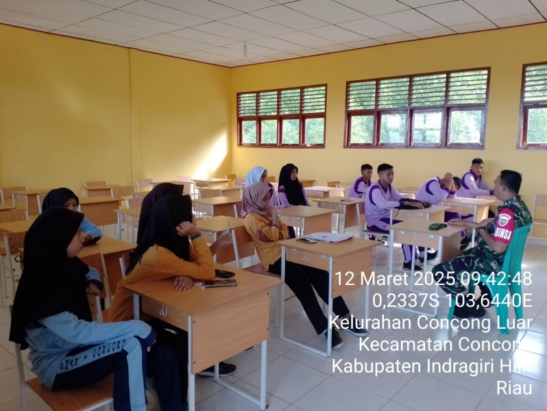 Babinsa Koramil 04/Kuindra Berikan Motivasi kepada Siswa SMAN 01 Concong untuk Mencapai Cita-Cita