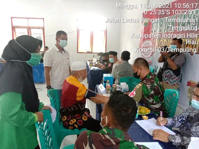 Anggota Koramil 03/Tempuling Dampingi Dandim 0314/Inhil Tinjau Serbuan Vaksinasi di Ponpes Daarul Ra